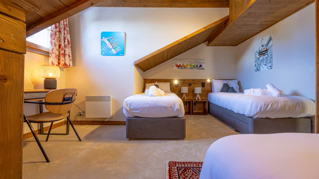 Piste Bleu triple bedroom with desk