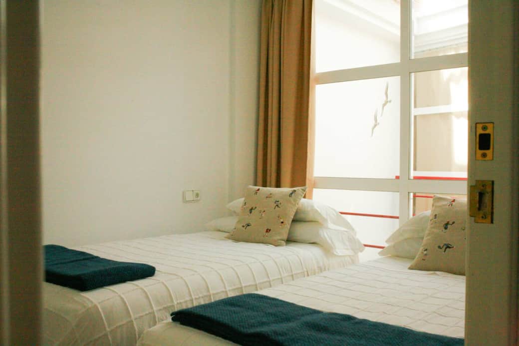Room 2 - "Australian Open" 2 Twin Size Beds (105 X 190 cm) 

2 Twin Size Beds (105 X 190 cm) 

A room made for friends, young children or extra guests. We can accommodate up to 10 people upon request for additional charges.