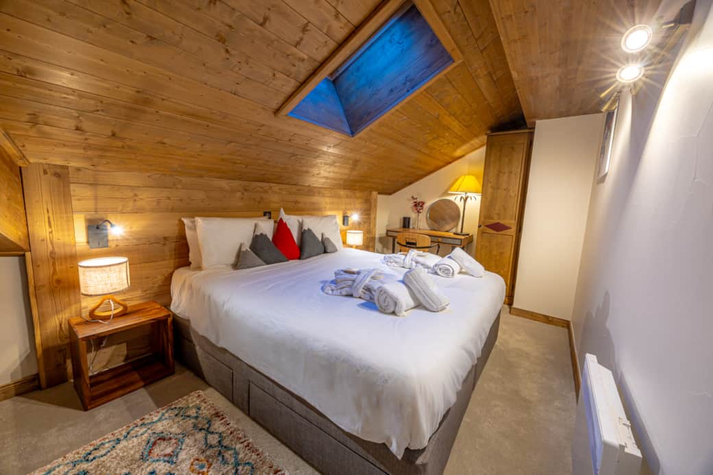 Piste Rouge double bedroom with super-king sized bed and desk