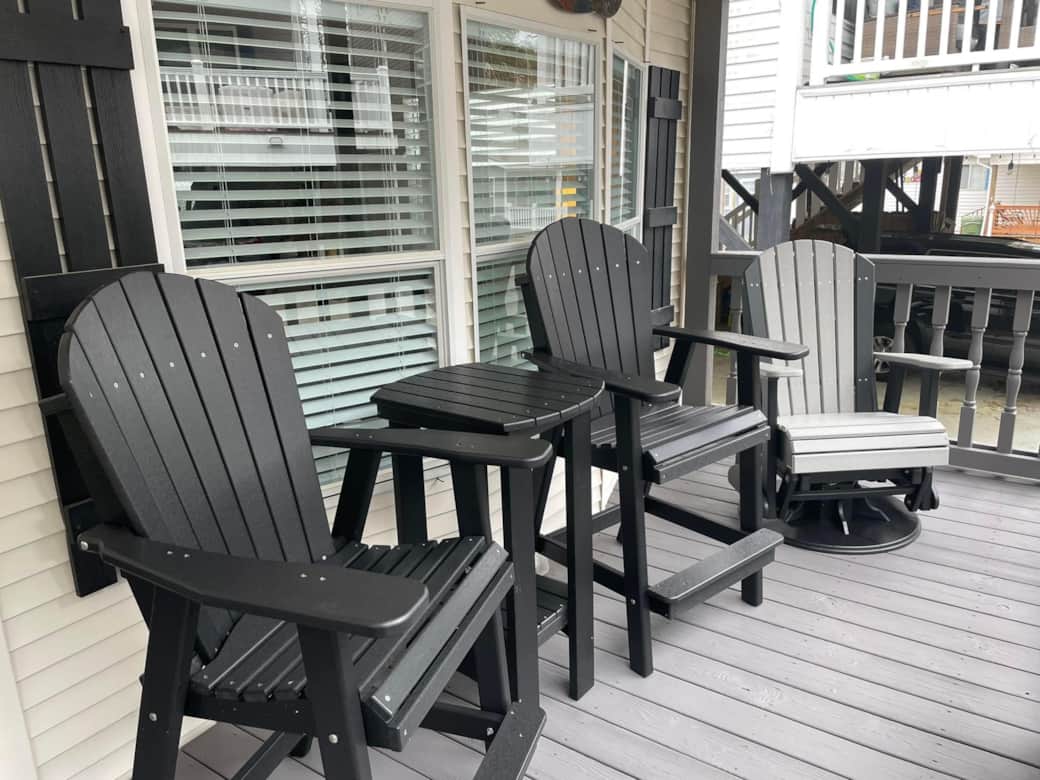 Cozy Covered Porch Area, great for couples and plenty of seating for the whole family! Cozy Covered Porch Area, great for couples and plenty of seating for the whole family!