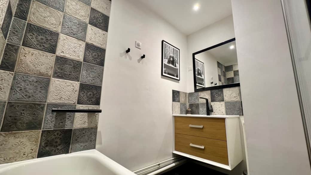 Salle de bain moderne et lumineuse, équipée d’une baignoire, avec serviettes et tapis de bain fournis. Vous y trouverez également un sèche-cheveux, du savon pour les mains et un gel douche-shampoing 2-en-1 mis à votre disposition. Salle de bain moderne et lumineuse, équipée d’une baignoire, avec serviettes et tapis de bain fournis. Vous y trouverez également un sèche-cheveux, du savon pour les mains et un gel douche-shampoing 2-en-1 mis à votre disposition.