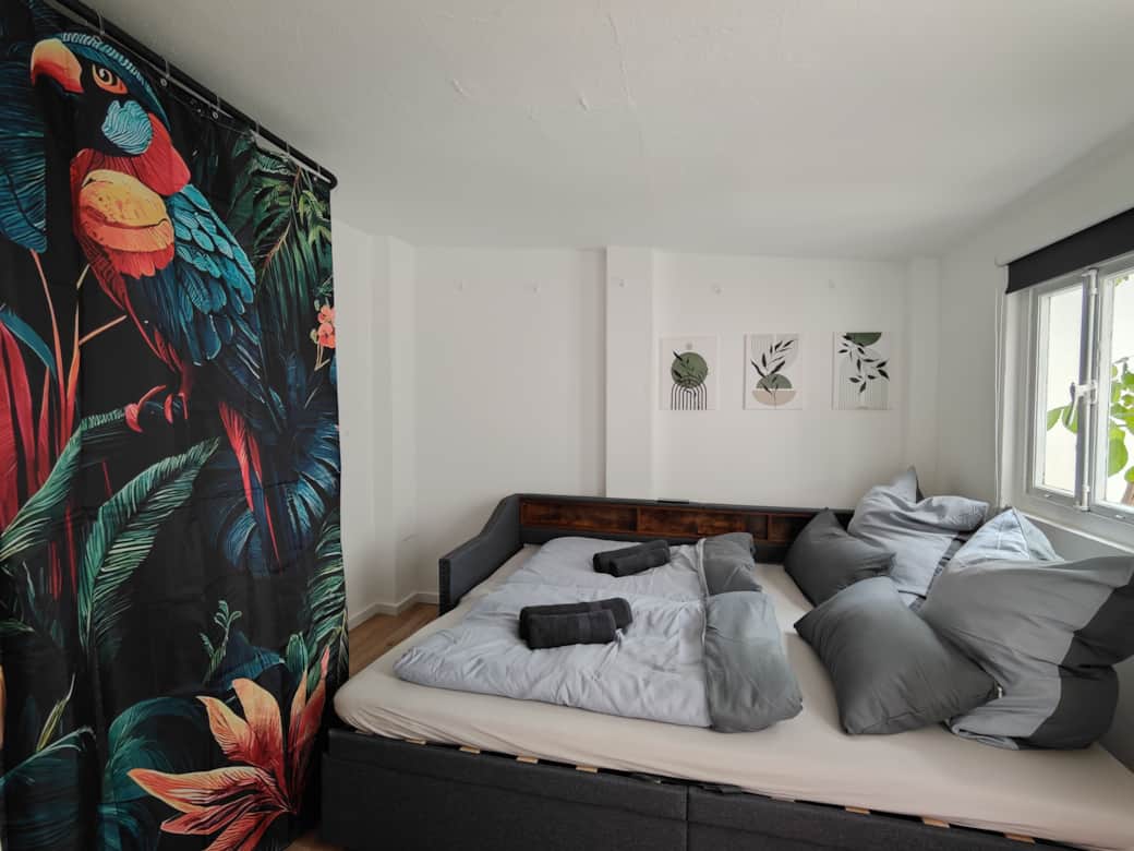 Schlafzimmer 2 mit Ausziehbett (180x200cm)