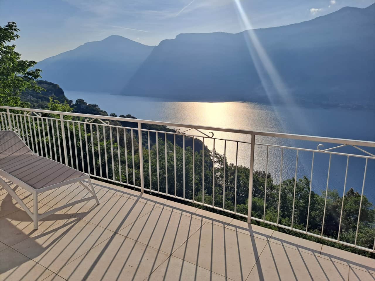 Terrasse vom Ferienhaus Villa Mare di Luci mit Seeblick