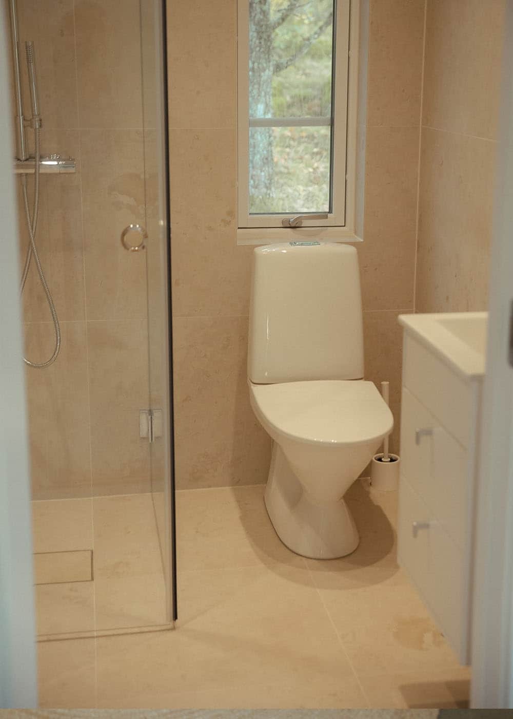 Room 2 bathroom
