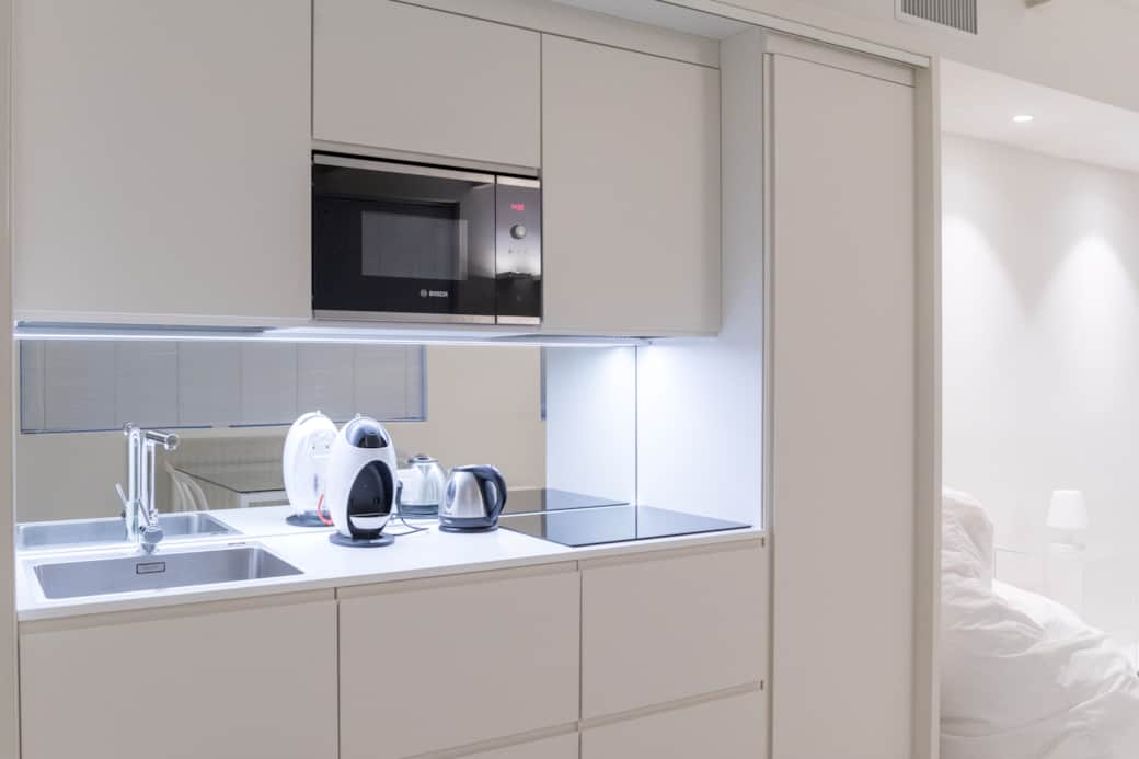 Dettaglio microonde: cucina completa e funzionale, ideale anche per soggiorni più lunghi a Milano