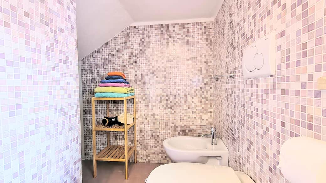 Bagno ensuite provvisto di biancheria, kit cortesia e asciugacapelli