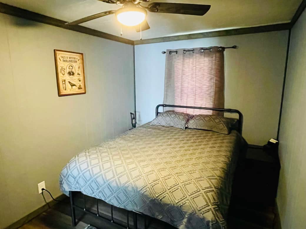 2nd bedroom with Queen bed 