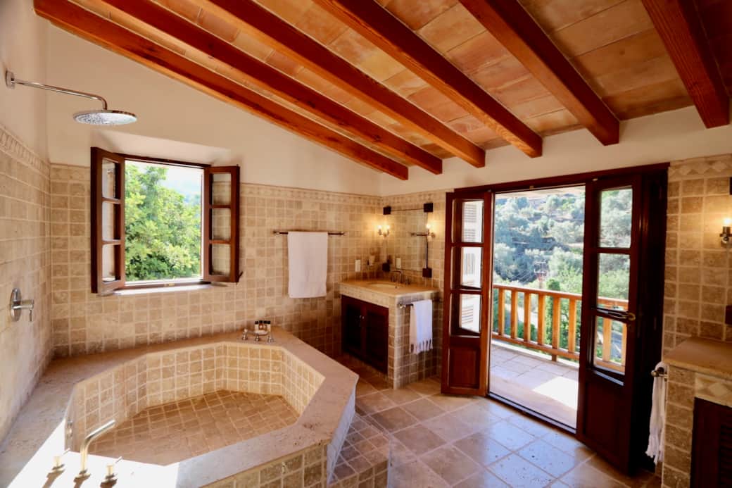 Bedroom 3's en-suite bathroom