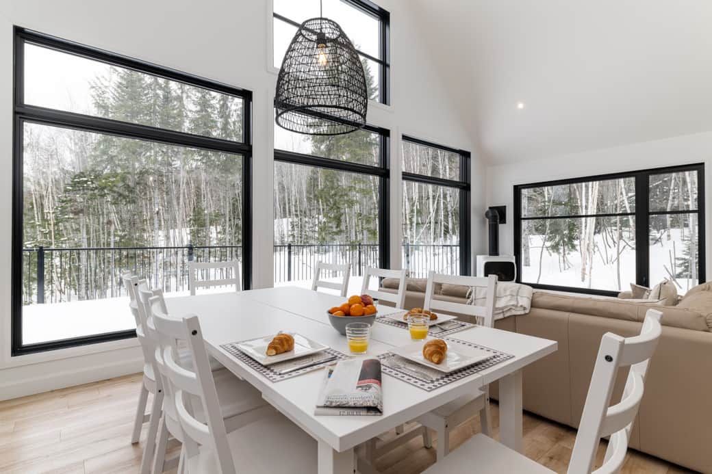 Salle à manger, vue sur le boisé