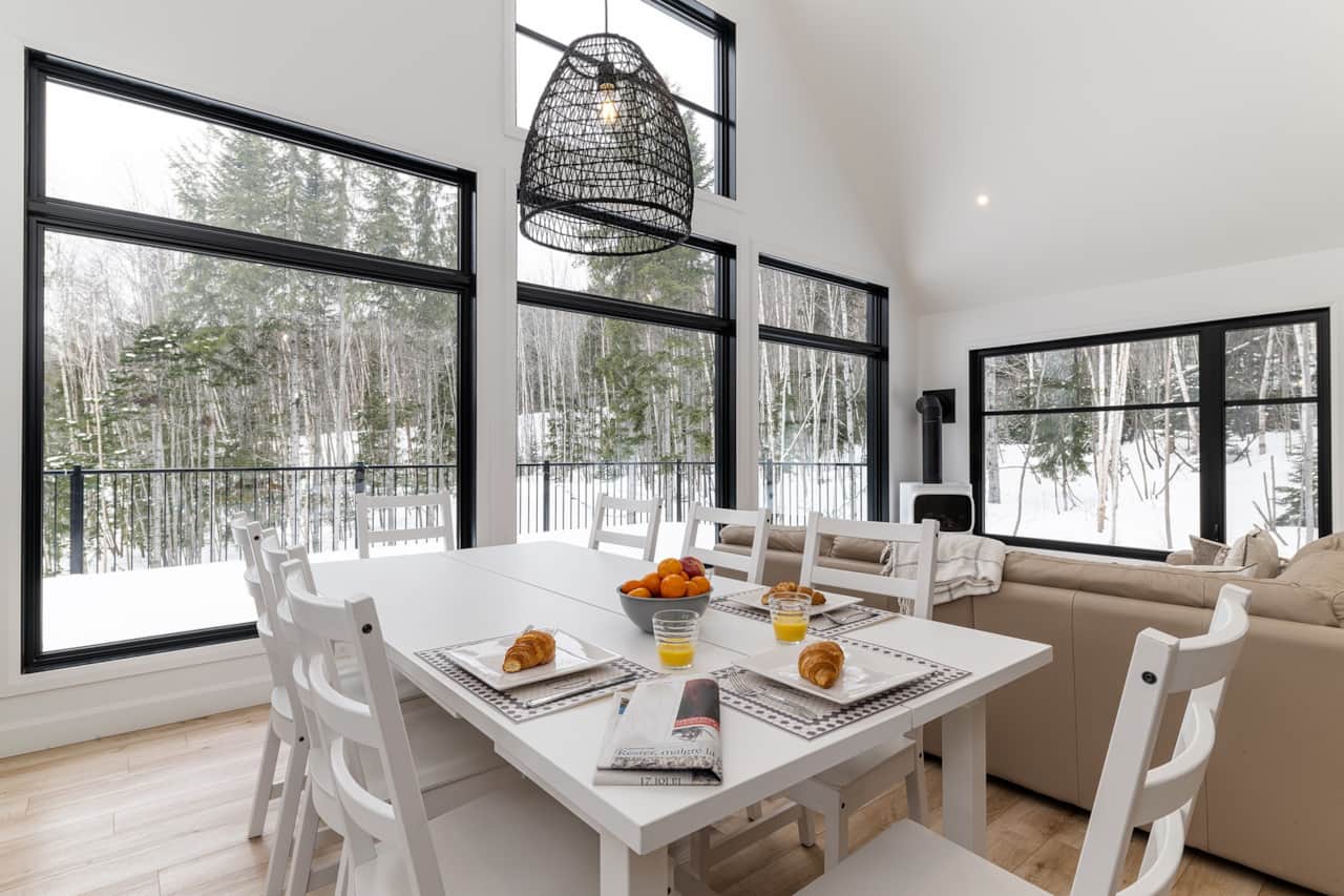 Salle à manger, vue sur le boisé