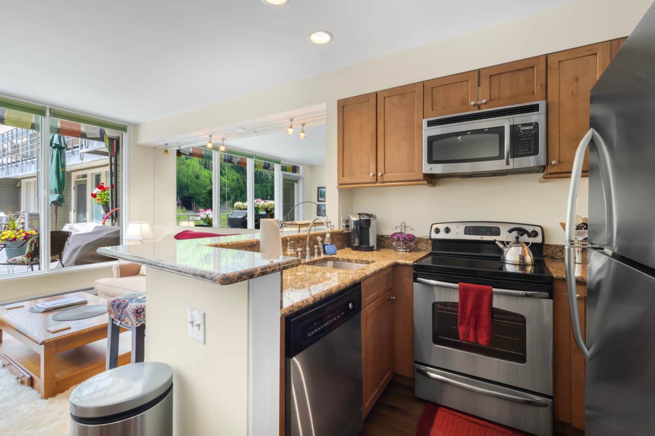 Full kitchen