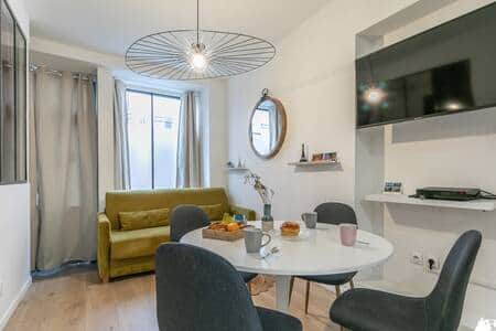 Salon avec coin repas 