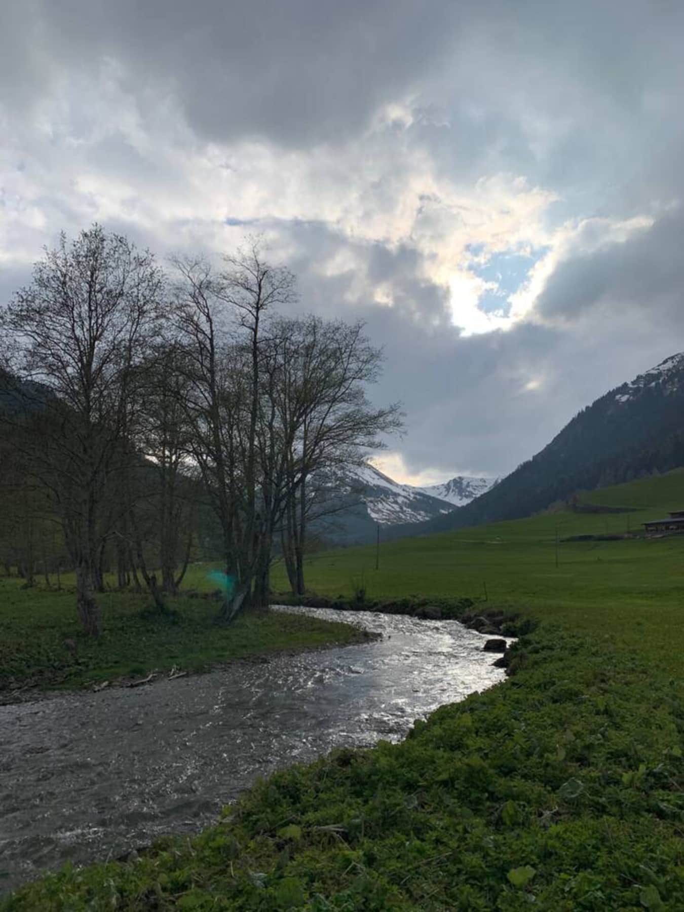 Der kleine Bach lädt Groß und Klein zum Verweilen und Entschleunigen ein.