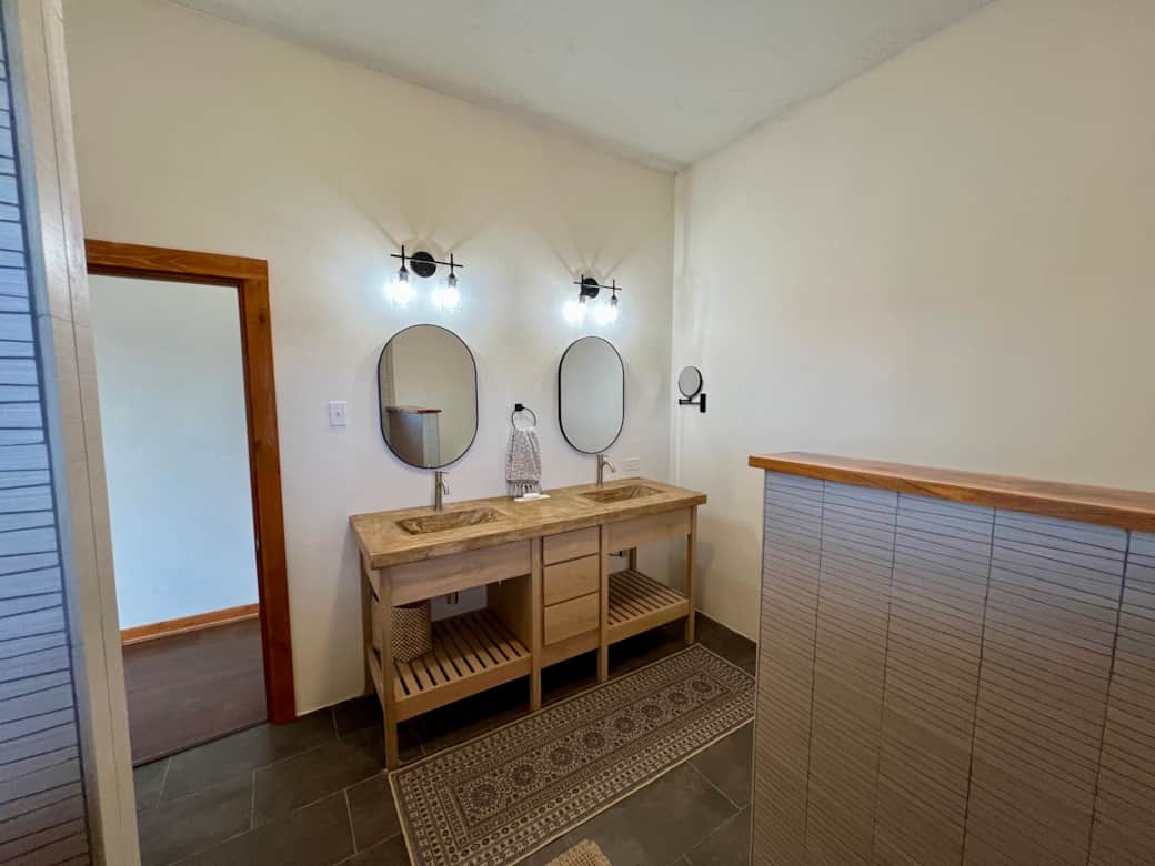 Ensuite bathroom 2