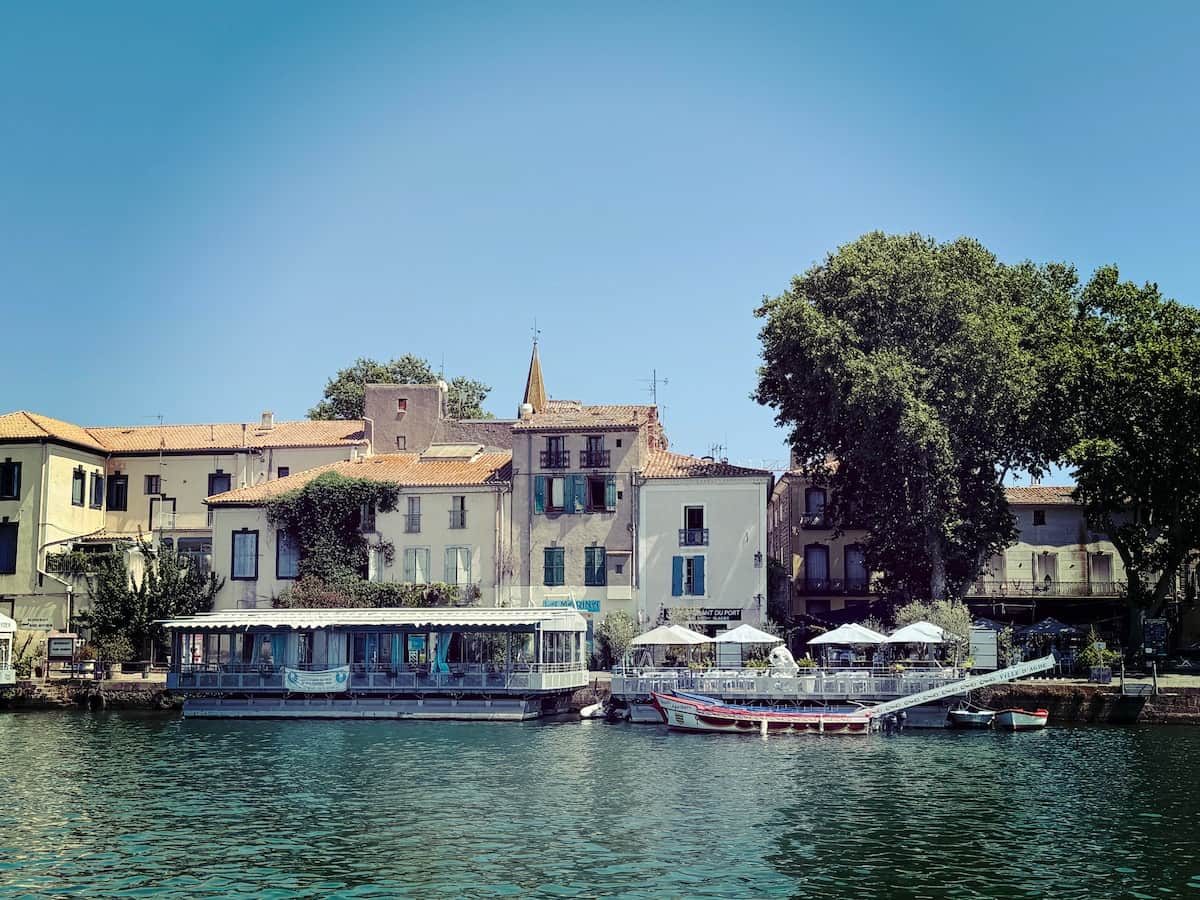 Waterfront restaurants along the Hérault River, offering a unique atmosphere & beautiful river view