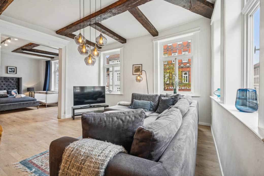 Offene Raumgestaltung mit viel Platz – ideal zum Kochen, Essen und Entspannen.