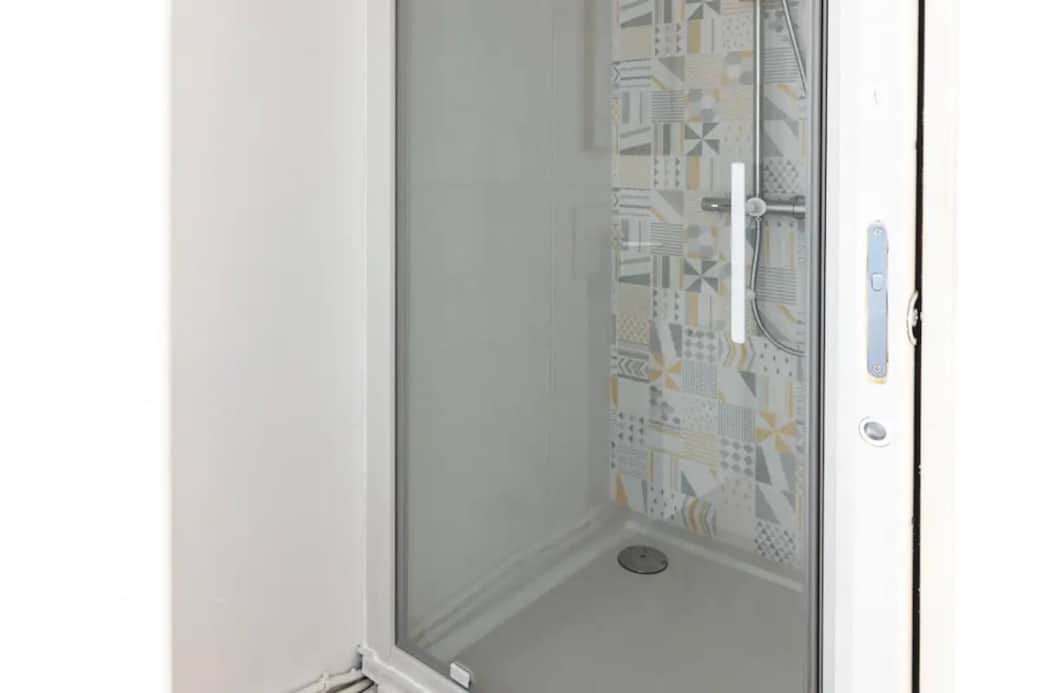 douche (WC séparés)