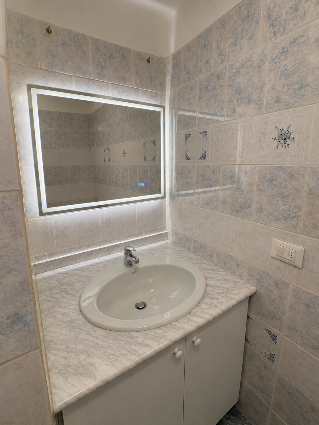 Bagno moderno con doccia ampia e specchio LED ✨