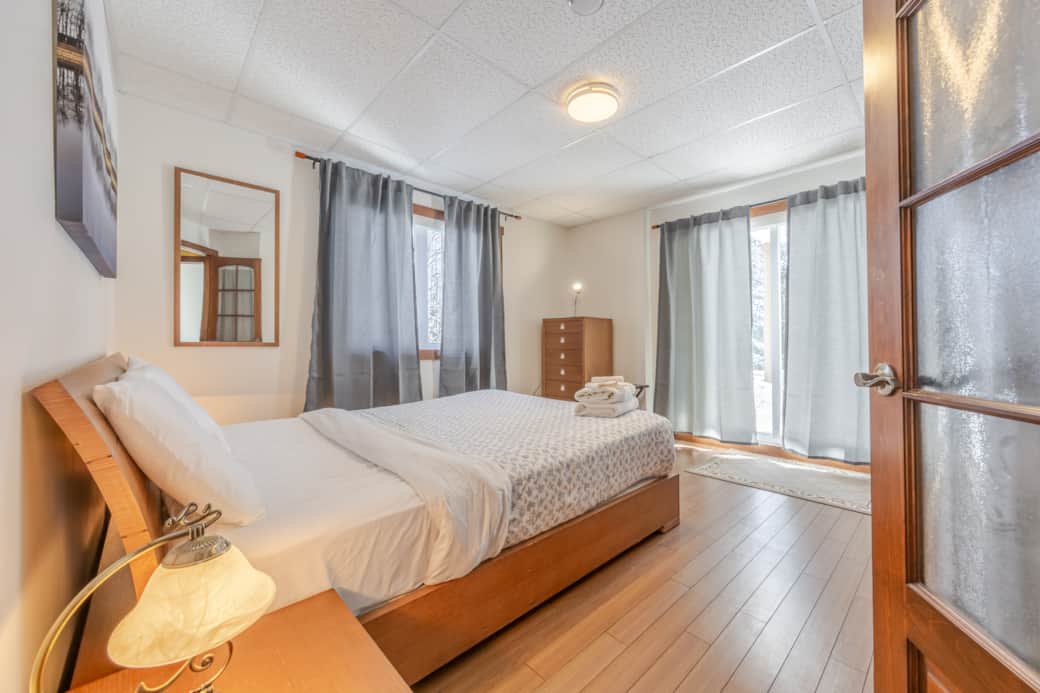 Grande chambre #3 avec lit queen au Rez-de-chaussé avec accès direct à l'extérieur