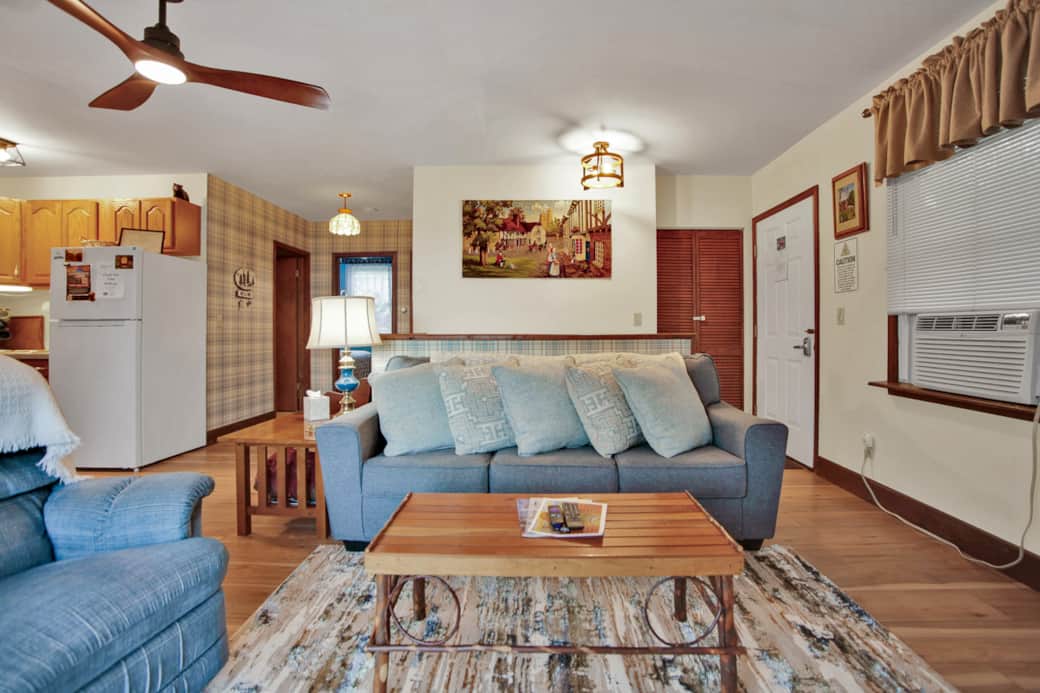 Villa with a View 2 bedroom 1 bathroom, sleeps 4, wifi, AC, dogs allowed!