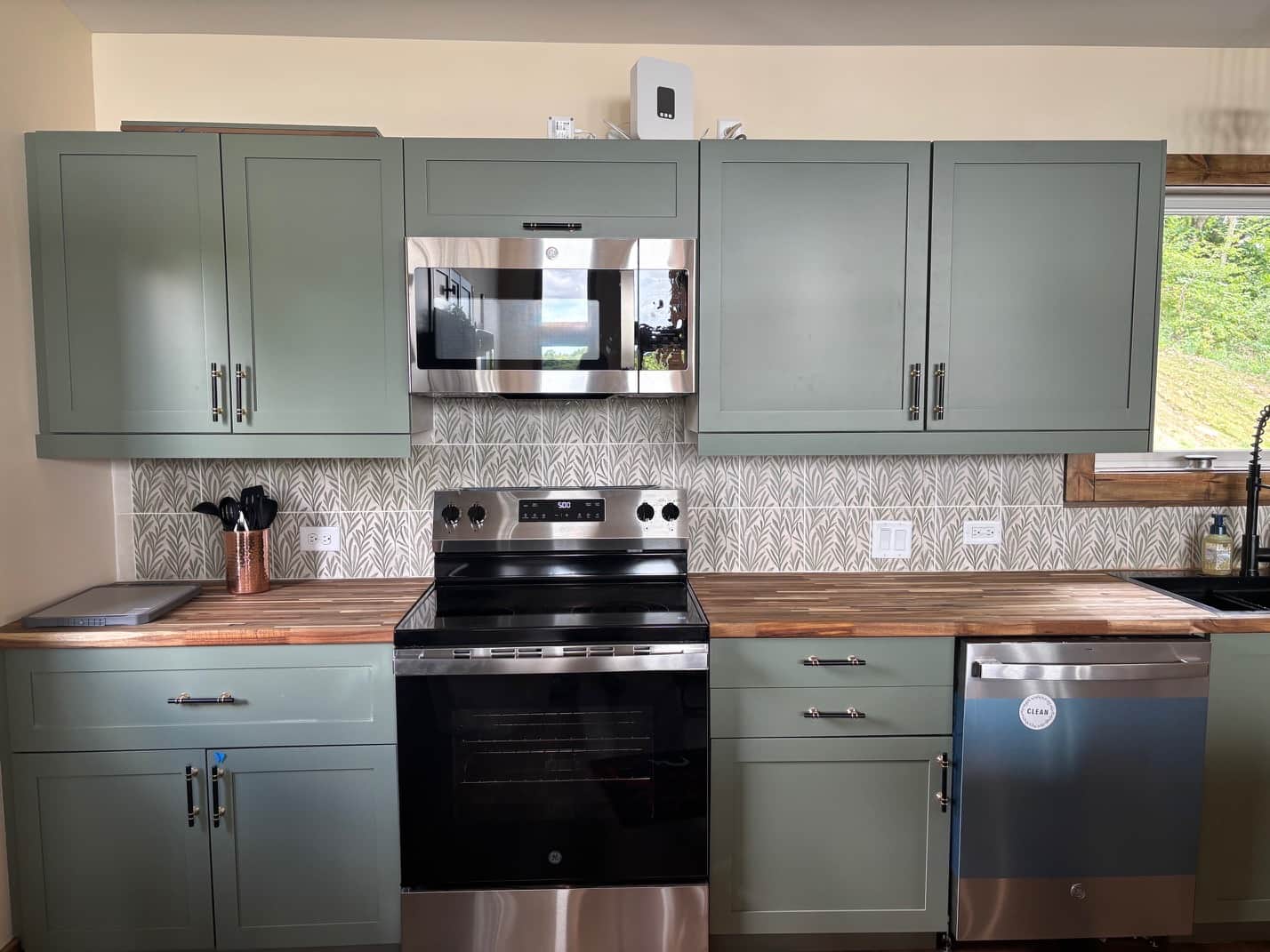https://l.icdbcdn.com/oh/b7630588-8ff6-4dda-b8e9-81f43583d514.jpg?w=2080-7