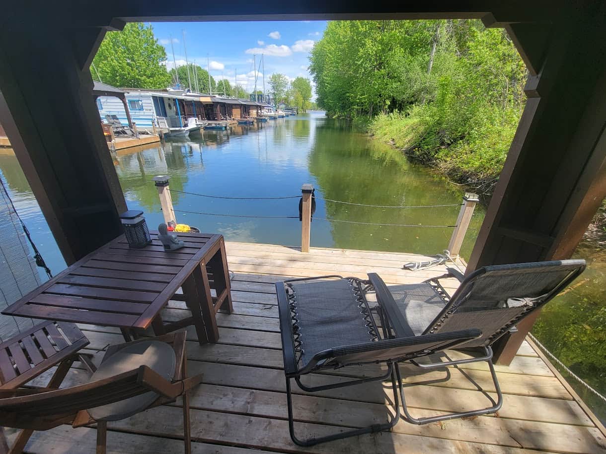 Grande terrasse flottante avec vue sur le canal et le Richelieu  
