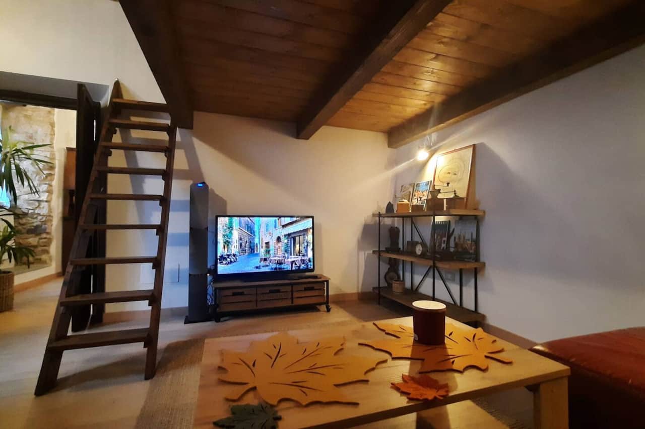 salone con smart Tv di palazzo Celli