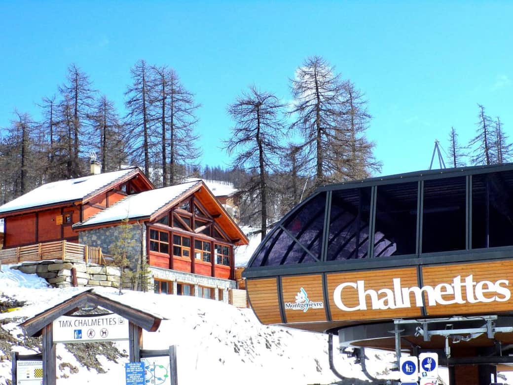 L'emplacement privilégié de ce chalet, à 50m du télémix pour un départ et un retour au ski directement au chalet.
