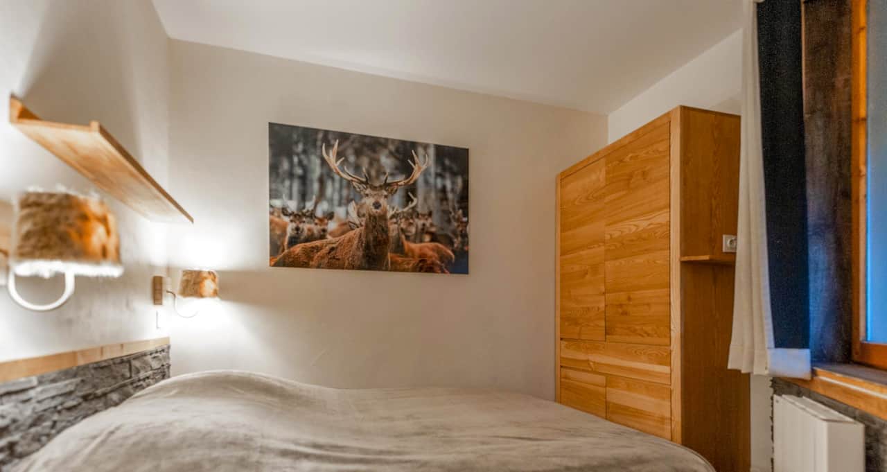 Chambre double avec armoire en bois — Cosy, Val Thorens