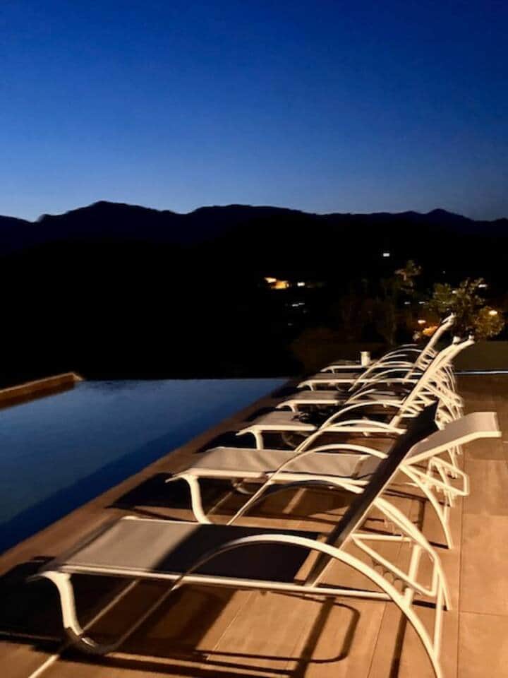 Piscine à débordement vue de nuit 