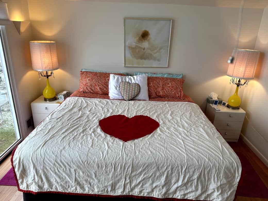 Valentine's Month bedspread or upon request before last cleaning before your arrival to ensure it is on the bed. If too late, please inquire where to find it Valentine's Month bedspread or upon request before last cleaning before your arrival to ensure it is on the bed. If too late, please inquire where to find it