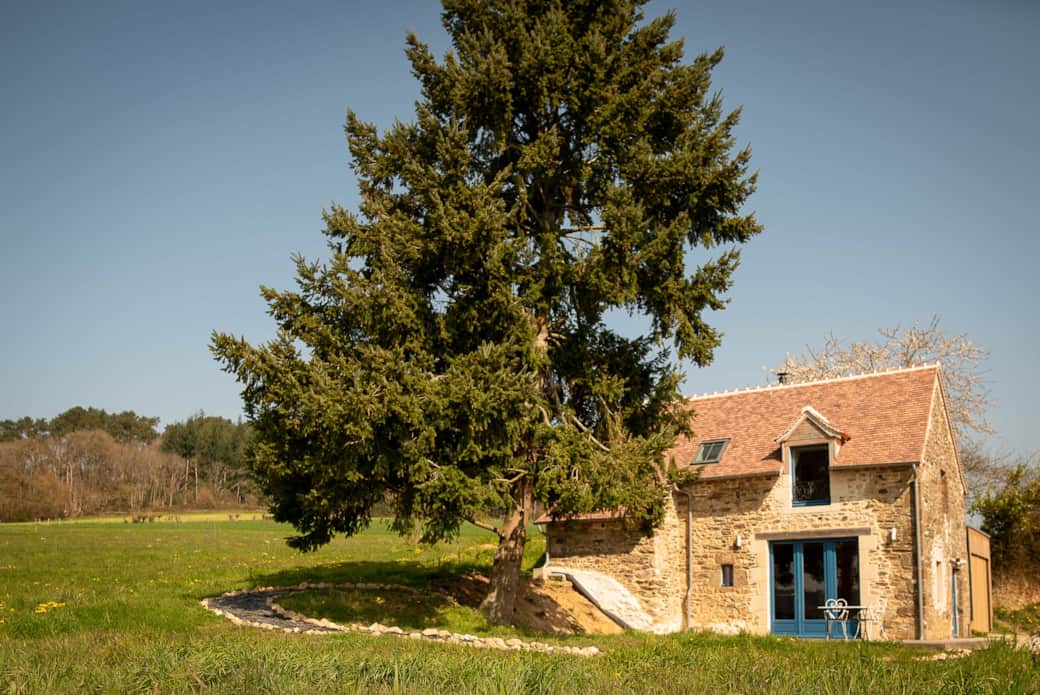 La petite grange, avec vue vers les Bois de Linthe derrière