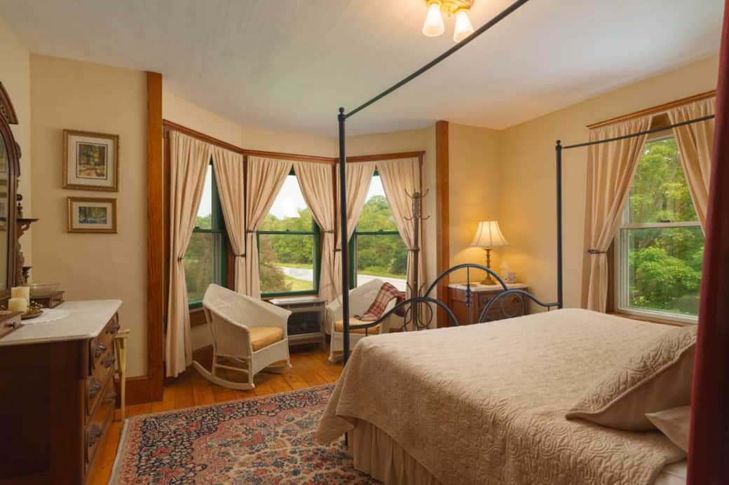 Elegant furnishings and decor create a comfortable, inviting suite. Elegant furnishings and decor create a comfortable, inviting suite.