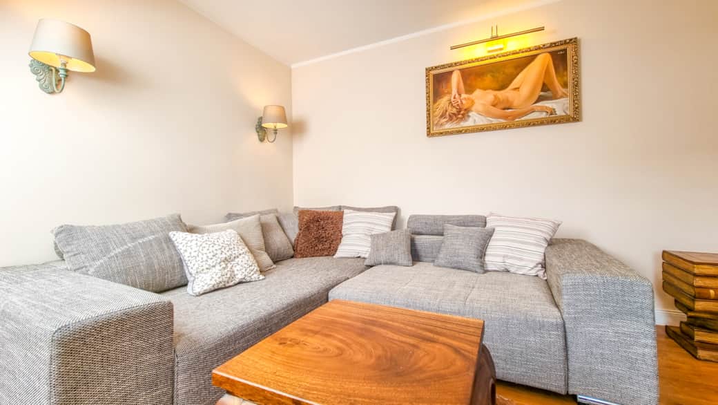 Wohnzimmer mit Smart TV und Schlafsofa Wohnzimmer mit Smart TV und Schlafsofa