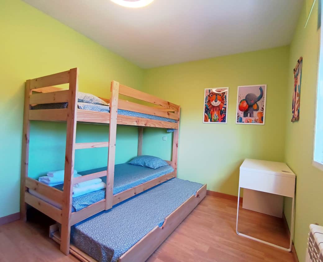 Habitación verde litera y cama nido