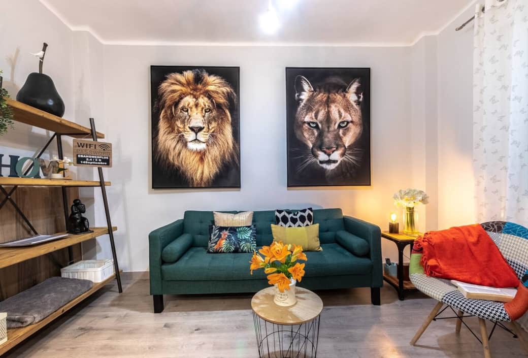 Salón con sofá y sillones para descansar y reponer fuerzas.