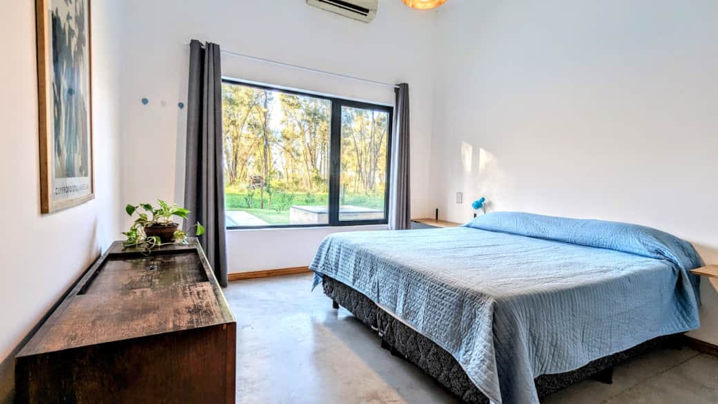 Habitación c/ aire acondicionado, cama queen, ropa blanca, casa de fin de semana Campo Timbó