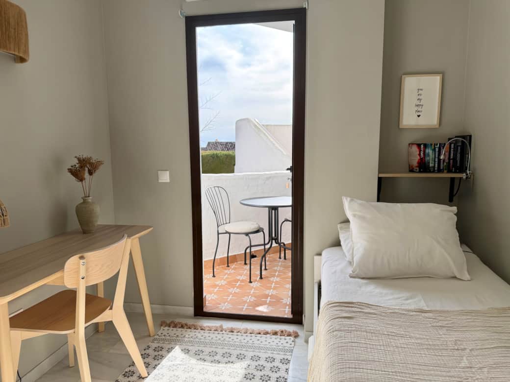 Sovrum 3 med enkelsäng och skrivbord Sovrum 3 med enkelsäng och skrivbord