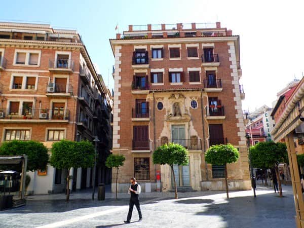 Edificio San Leandro con la escultura de Salzillo, portada barroca.