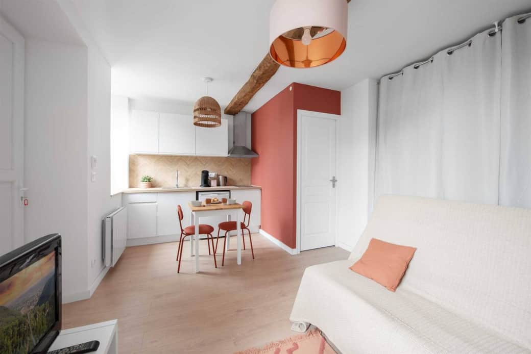 Agréable studio, entièrement rénové, bien équipé. Salle de bain avec toilette séparée. 