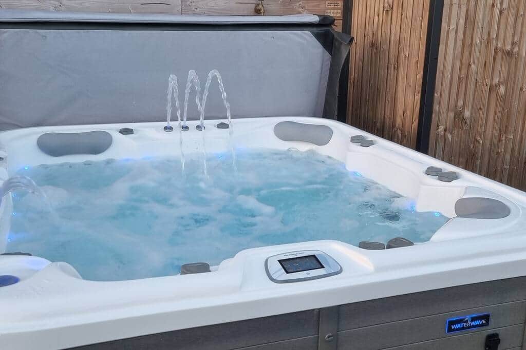 Spa 5 places multi-jets avec cascades, blower, leds. Spa 5 places multi-jets avec cascades, blower, leds.