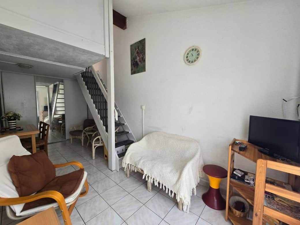 salle à manger et cuisine ouverte