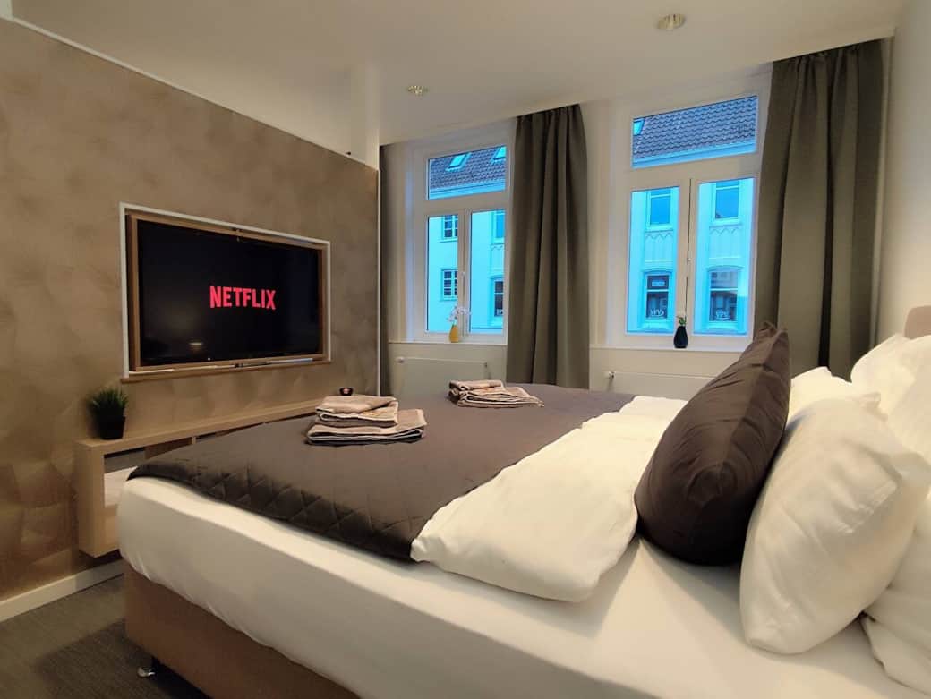 Genießen Sie Netflix in einem 180x200m Bett. Das Bett kann auch zu zwei einzelbetten gestellt werden.
Familienzimmer.