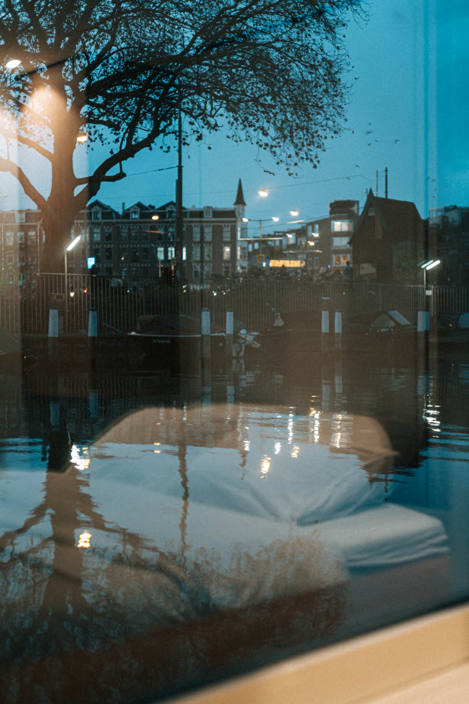 Romantisch verblijf op een Amsterdamse woonboot op de grachten