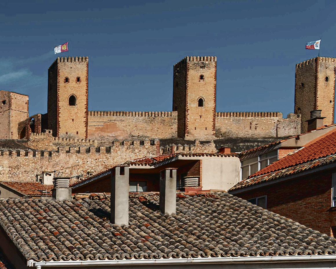 Torres del castillo de Molina de Aragón sobre los tejados