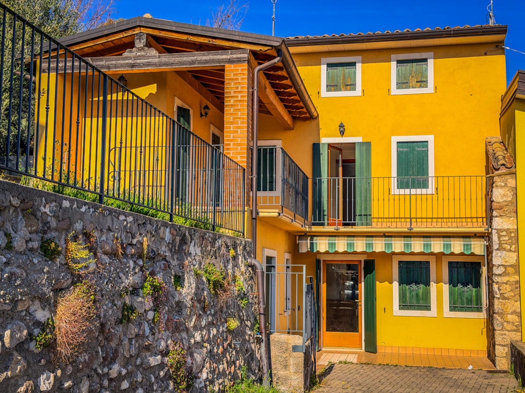 La foto dell'esterno su 3 livelli con balconi della proprietà La foto dell'esterno su 3 livelli con balconi della proprietà