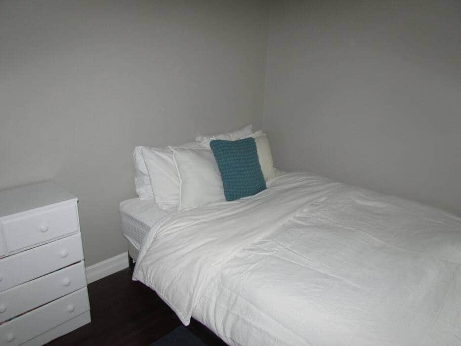 Queen bed in third bedroom