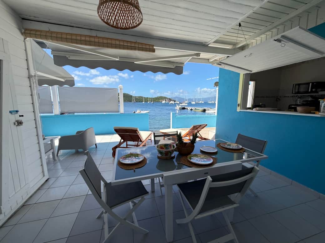 Salle à manger face à l’île a cabris 