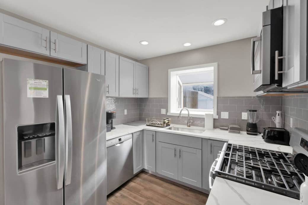 • Fully Equipped
▫Keurig▫blenders▫spices▫cooking spray▫cookware▫bakeware▫mixing bowls▫storage containers▫plenty of utensils/plates/bowls/glasses, etc). 
• Extra paper towels, dish soap, & trash bags are in cupboards below the sink.
⟬main level⟭