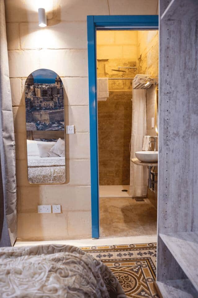 Bedroom/Bathroom